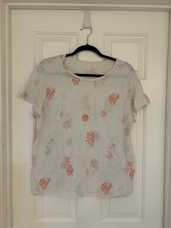 LOFT Tops - LOFT White Short Sleeve Cotton Tee with Coral & Shell Motif XL